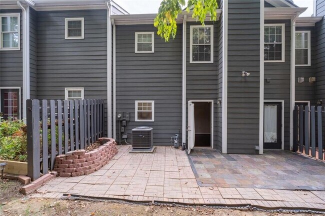 Building Photo - 2680 Pine Tree Rd NE