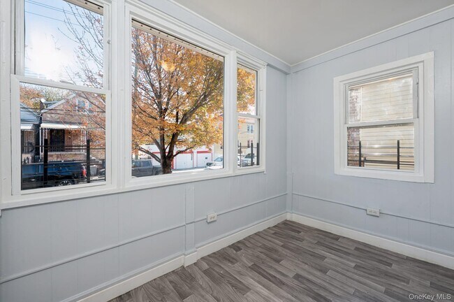 Building Photo - 611 St Lawrence Ave