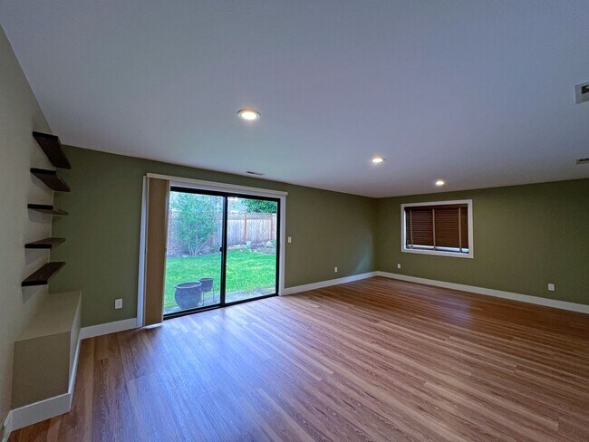 Building Photo - Gorgeous 3 Bedroom 2 Bath Home in Desirable Fairwood, Renton