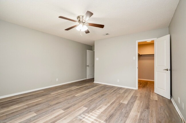 Building Photo - Fully Remodeled Townhome with Loft and Pri...