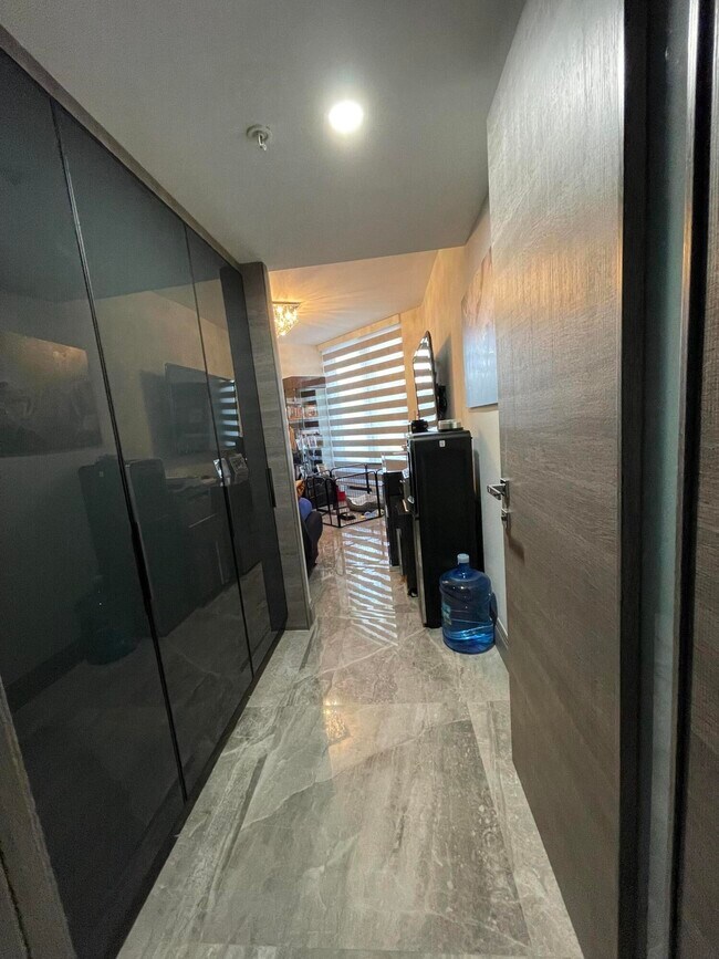 Building Photo - 17275 Collins Ave