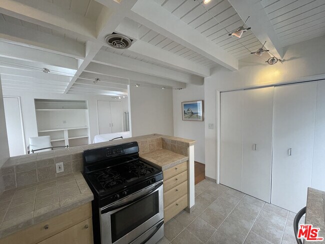 Building Photo - 516 N San Vicente Blvd