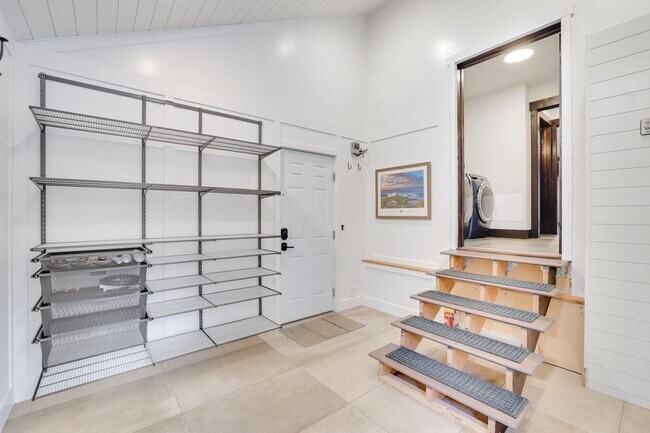 Building Photo - Luxury 3 bedoom/2.5 bathroom Home w/ Hot Tub