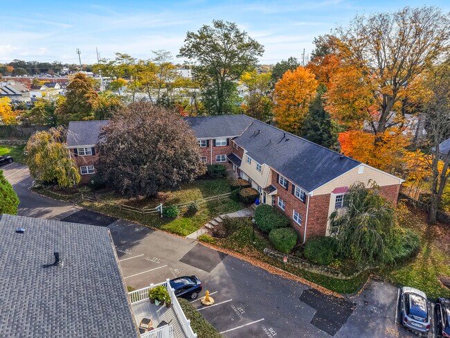 Building Photo - 245 Unquowa Rd