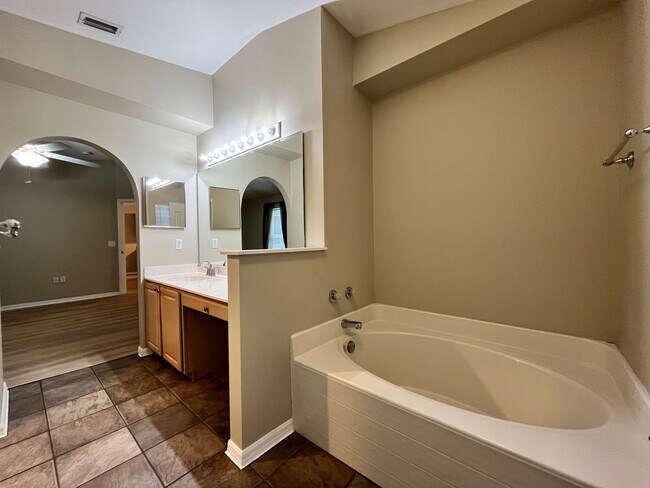 Building Photo - Bay Meadows 3/2 pool home!!!