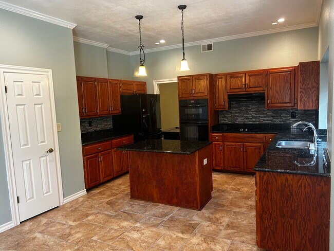 Building Photo - 15603 Rose Crest