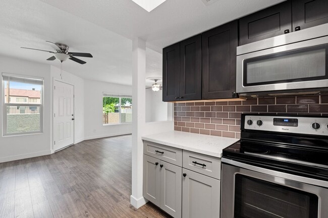 Building Photo - Stylish Dobson Glen Townhome | Updated Kitchen, Loft & Pool Access
