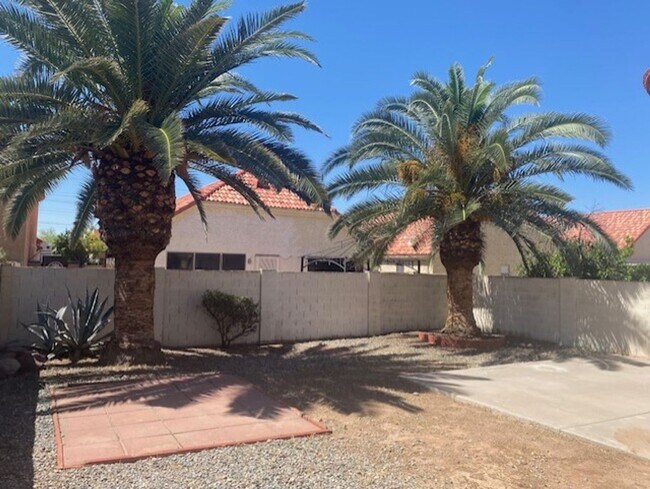 Building Photo - Gilbert home with community pool.