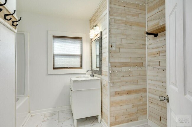 Building Photo - 405 13th Ave N