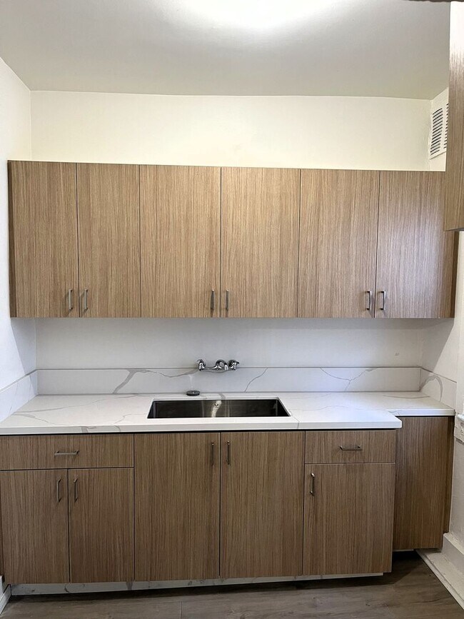 Interior Photo - 1984 Park Grove Ave