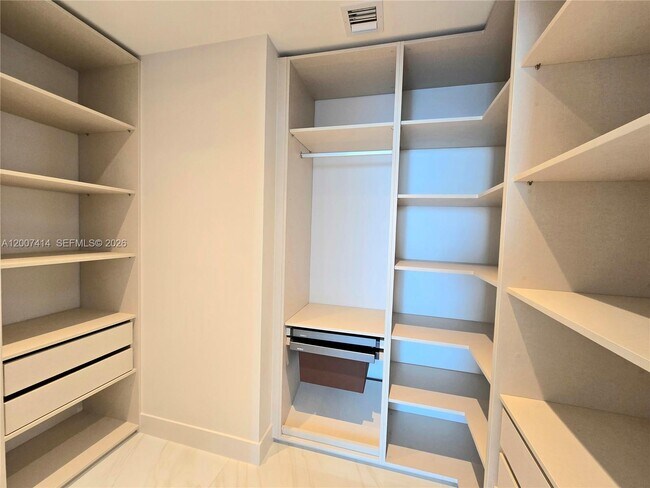 Building Photo - 700 NE 24th St