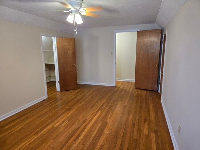 Building Photo - Deep Springs, 2 bedroom duplex, hardwood f...