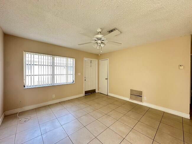 Building Photo - 4127 Woodside Dr