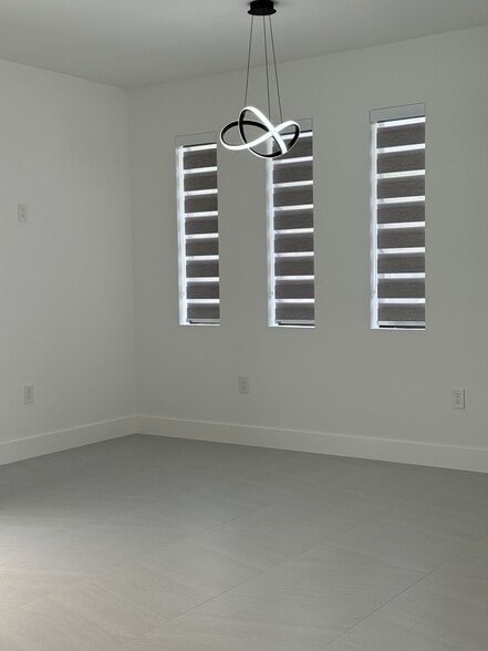 Building Photo - 920 SW 71st Ave