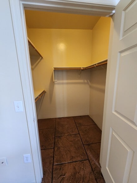 Building Photo - 3118 E Blacklidge Dr