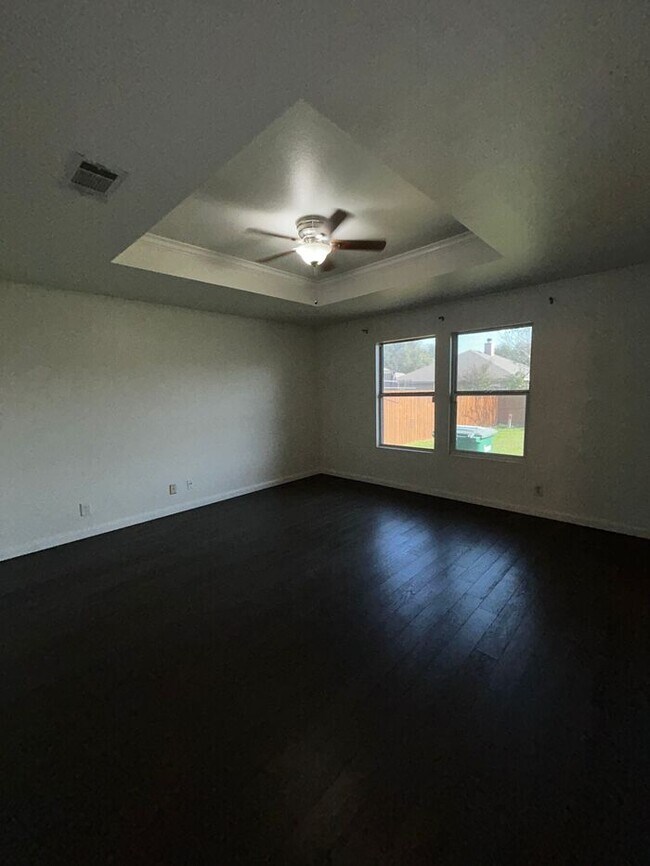 Building Photo - 4-Bedroom, 2-Bath Home in Carriage Hills N...