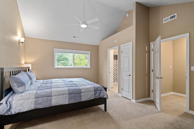 Building Photo - 4 Touchstone