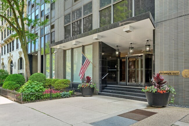 Building Photo - 253 E Delaware Pl