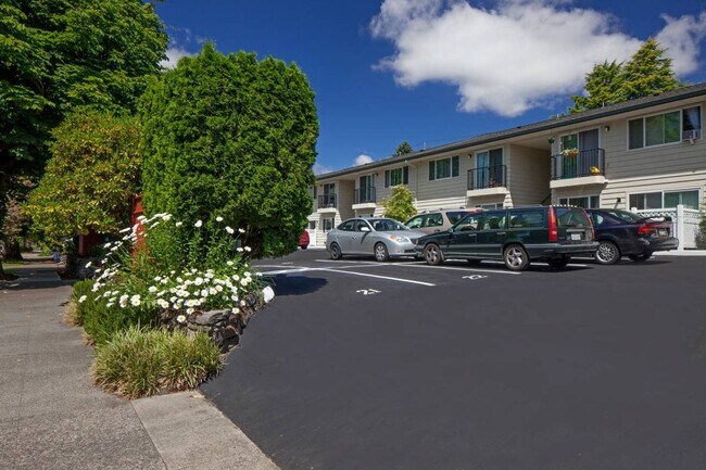 Building Photo - Charming Irvington Flat with Classic Style!