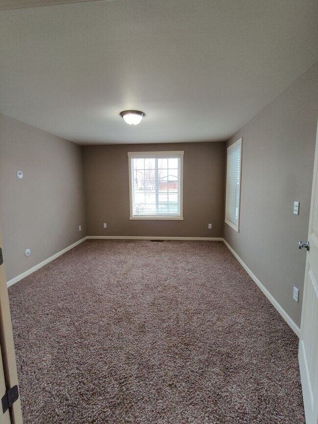 Building Photo - Great West Richland Location