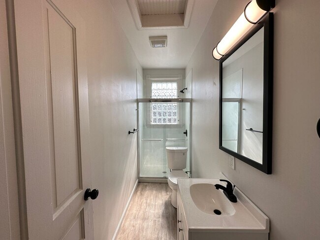 Building Photo - 6 Bed/2 Bath w/Ample Parking Mins. from UC $750/pp ($4500/mo)!