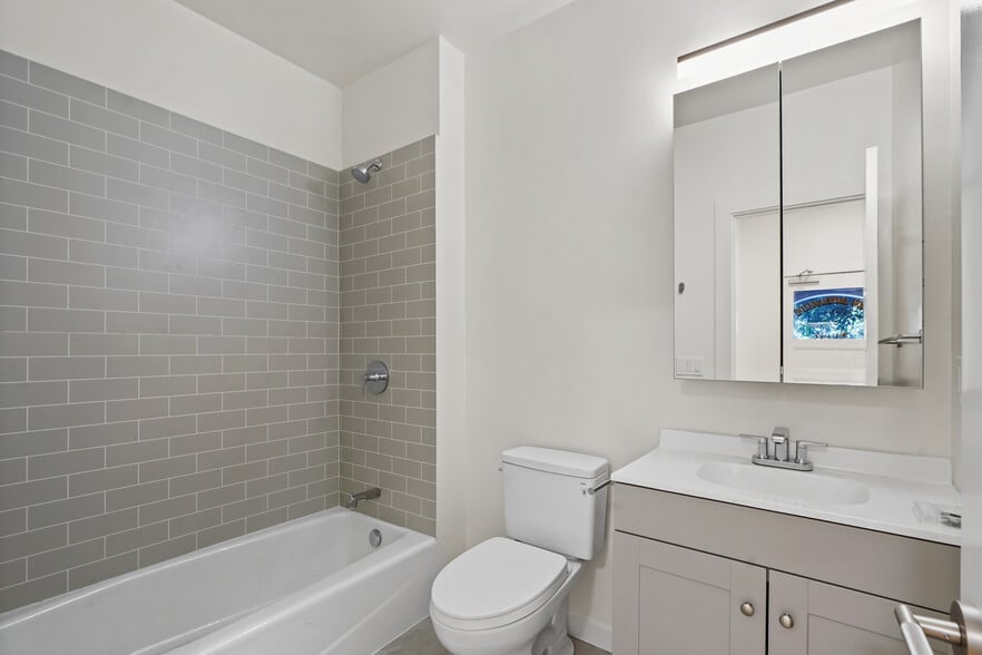 Building Photo - 1387 Oak St