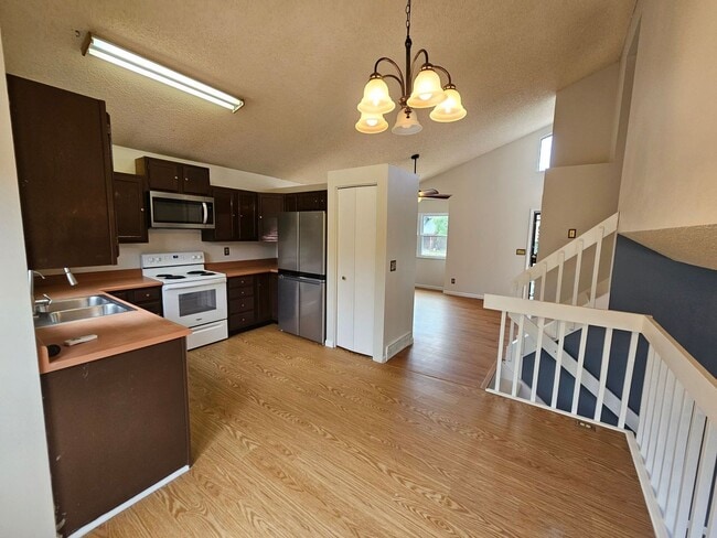 Building Photo - 4 Bed 3 Bath Home in 80911!
