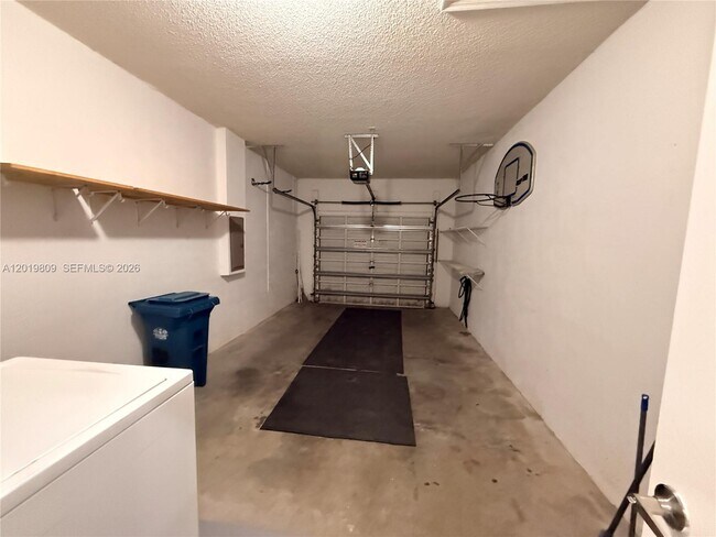 Building Photo - 2078 Madeira Dr
