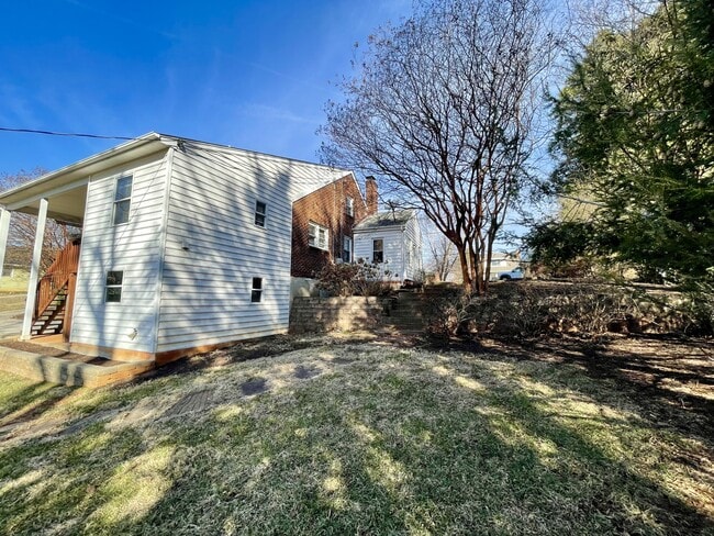 Building Photo - 2421 Old Forest Rd