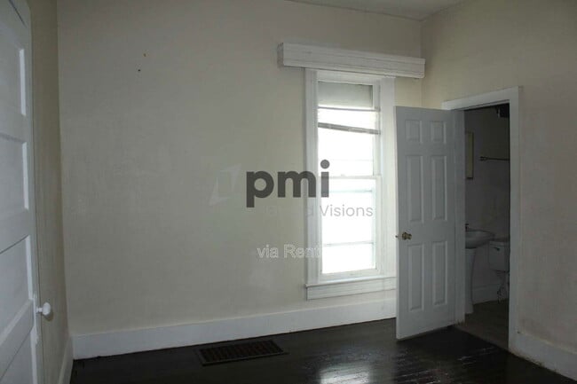 Building Photo - 1657 E Main St