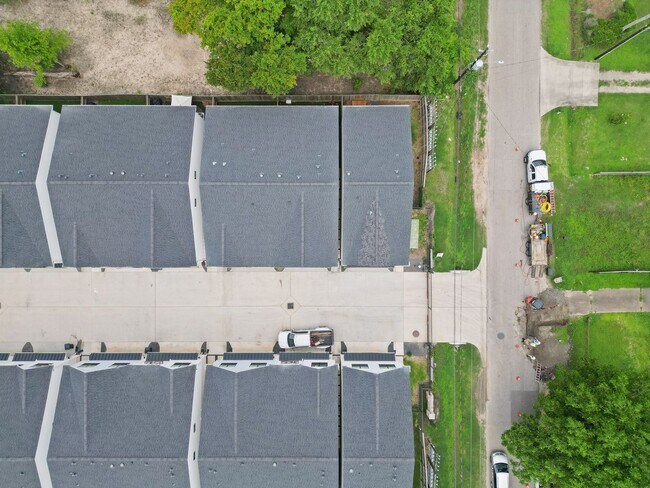 Building Photo - 6423 Highland Pine Ln