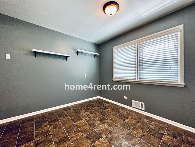 Building Photo - Beautiful Hardwoods w Fenced-in Yard!
