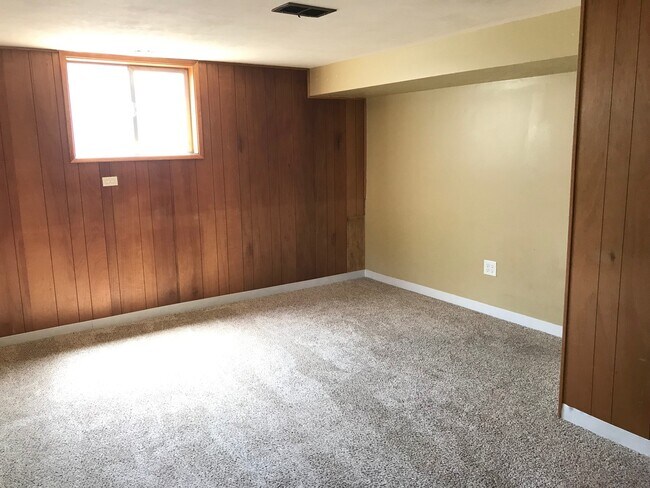 Building Photo - 3824 W Greenbrier Dr