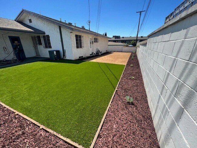 Building Photo - 333 W 33rd St