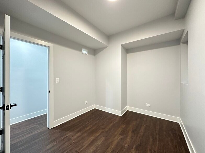 Building Photo - 2149 W Wilson Ave