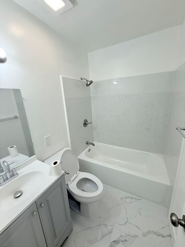 Building Photo - 1219-1219 Kuokoa St