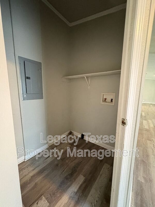 Building Photo - 404 E Westhill Dr