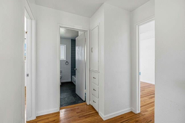 Building Photo - 1415 W Roseburg Ave