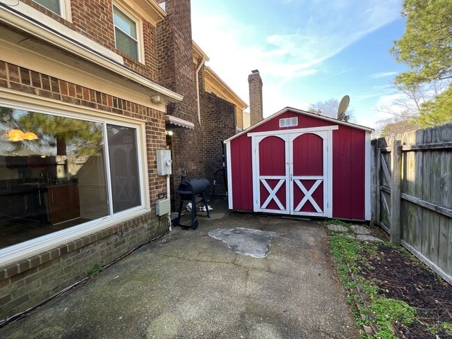 Building Photo - Spacious HOLLAND MEADOWS townhome