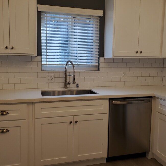 Building Photo - 2005 Ivar Ave