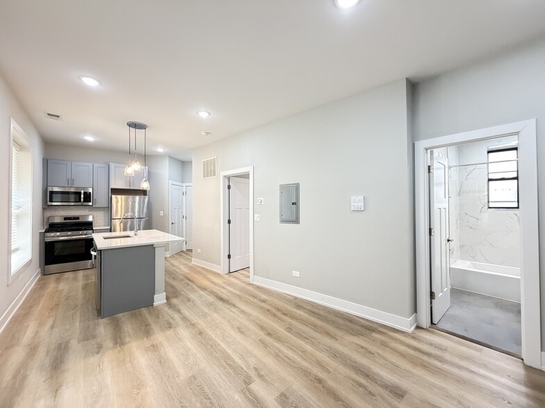 Building Photo - 452 W Belden Ave