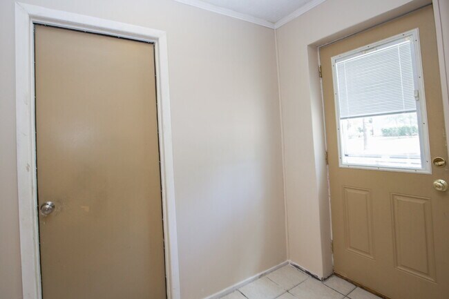 Building Photo - Retro Ranch only minutes from downtown Sou...