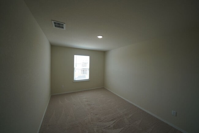 Building Photo - Beautiful home now available. Realtor Comm...