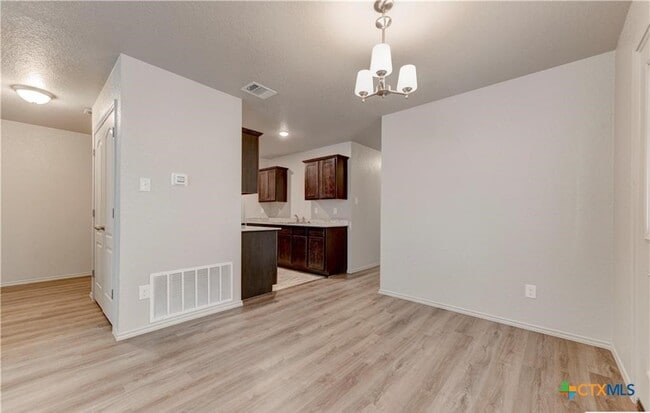 Building Photo - 601 Lost Trl