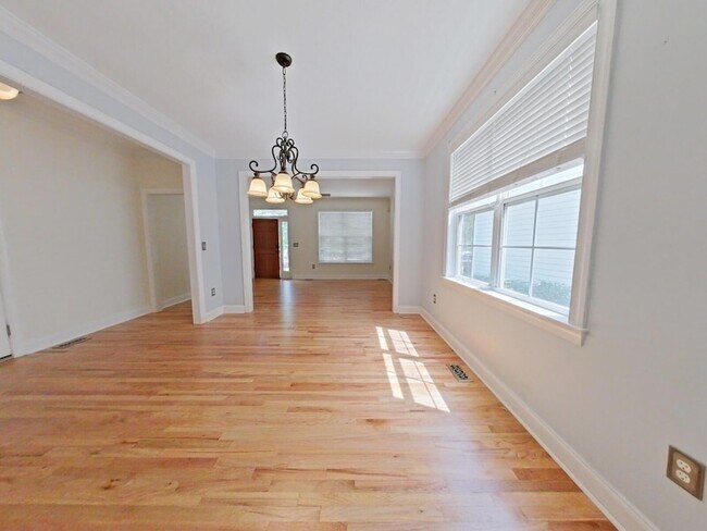 Building Photo - 933 Mitchell Ln