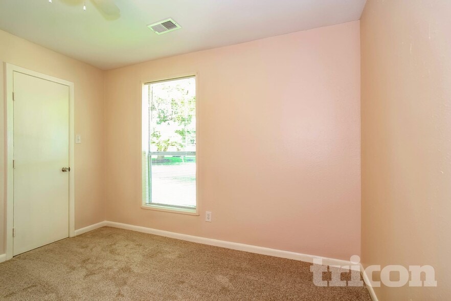 Building Photo - 15811 Kenbriar Dr