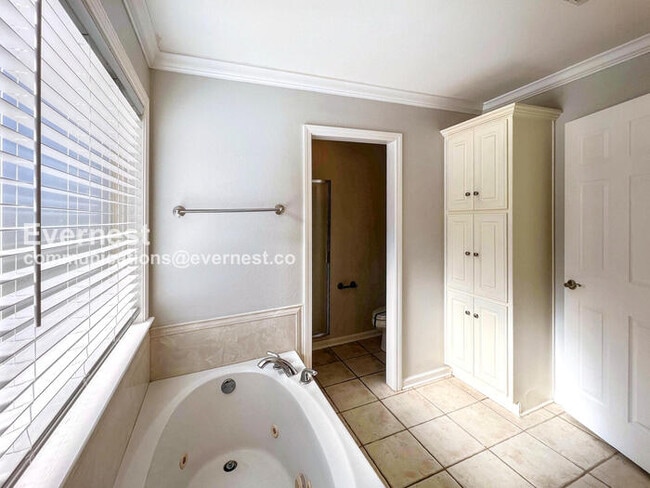 Building Photo - 3 Bed, 2 Bath Home with Garage / Available Now!