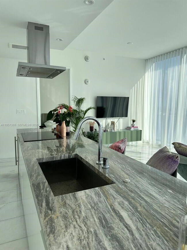 Building Photo - 700 NE 26th Terrace