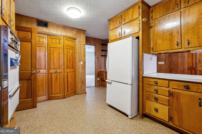 Building Photo - 5140 Lakewood Dr
