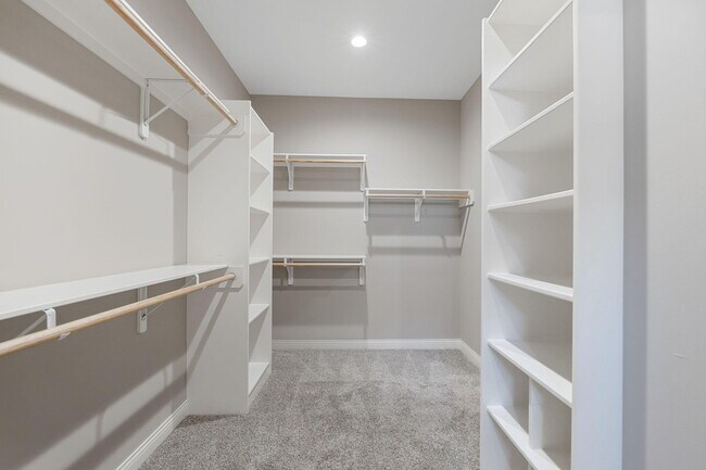 Building Photo - 1605 Labrador Dr